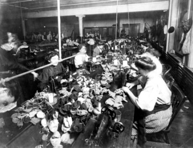 1915 detail, People making teddy bears in factory LCCN93517563 (cropped) photo