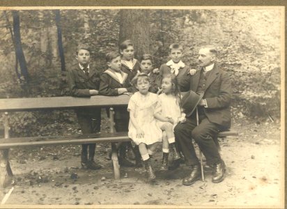 1919, Gabriel van Dievoet avec enfants et leurs cousins, Bois de la Cambre
