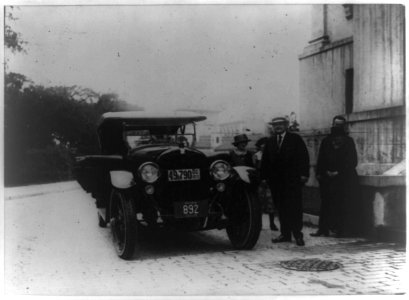 1920 car with five bystanders, Washington, D.C. LCCN93508596