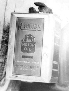 1920 Richlube Motor Oil Can Marvin D Boland Collection G521127 (cropped)