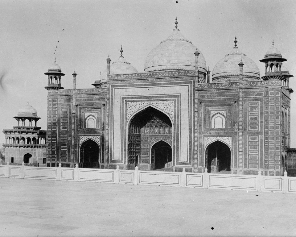 1920s detail, Agra - Mosque near Taj Mahal LCCN2014714082 (cropped)