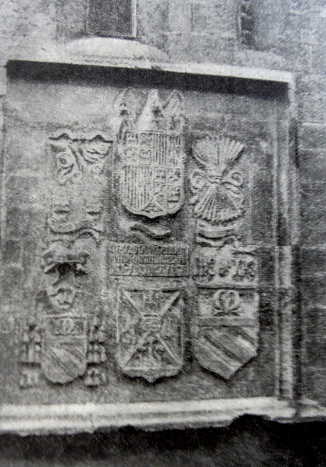 1920. Villena. Iglesia de Santiago. Escudos, calle Ramón y Cajal