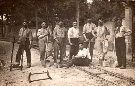 1922 Jean Martin et son équipe réparent laes voies du Tramway de Royan vers St-Palais