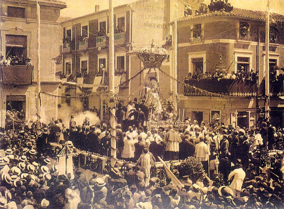 1923. Puerta Almansa. Coronación de la Virgen