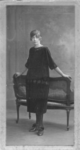 1925-Tante Jeanne Galabert posant en robe