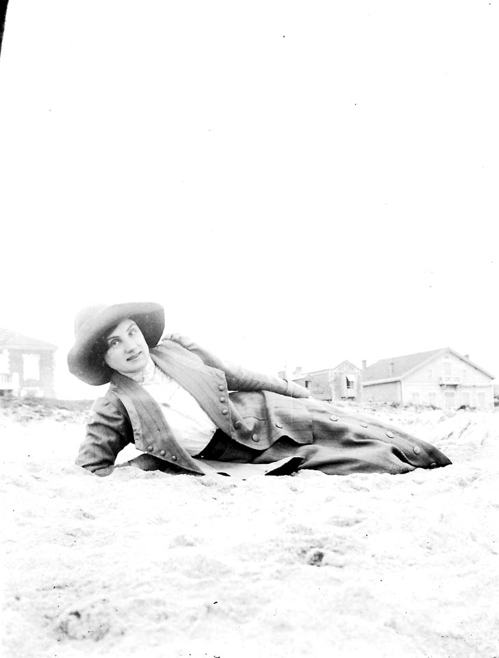 1930-Catherine Galabert sur la plage de Capbreton