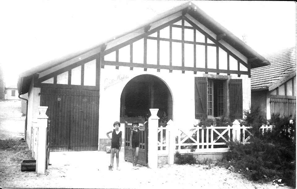 1932-Lolotte et Maddy Galabert devant la villa qui porte leur nom