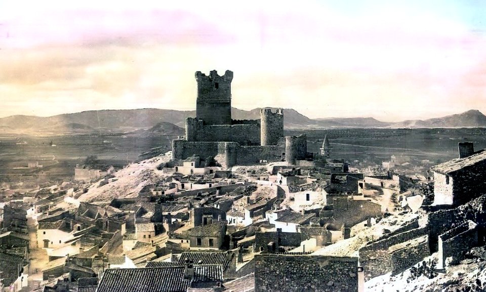 1933. Villena. Vista con el Castillo de la Atalaya