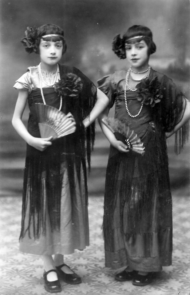 1935-Lolotte et Maddy Galabert en robes