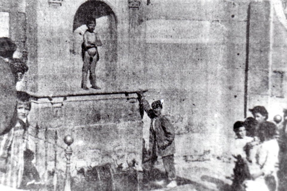 1936. Villena. Plaza Mayor. Fuente de los Chorros