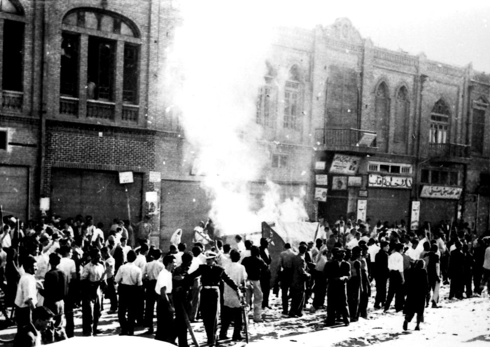 1953 Iranian coup d'état - Communist papers and newsstands