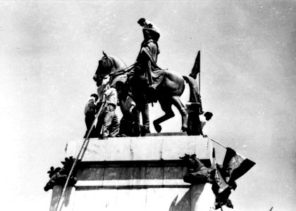 1953 Iranian coup d'état - Pulling down statues of the Reza Shah (1)