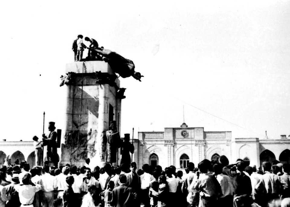 1953 Iranian coup d'état - Pulling down statues of the Reza Shah (2)