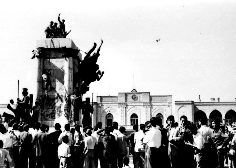 1953 Iranian coup d'état - Pulling down statues of the Reza Shah (3)