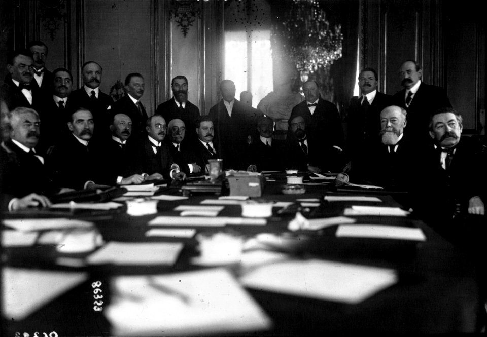 1er Conseil du ministère Briand (Elysée)-assis g. à d-Millerand,Marraud,Berard,Sarrault,Leredu,Vidal,Puis,Laffont,Doumer,Briand ; debout g. à d- Rio,Maginot,Laurent,Eynac,Loucheur,Guist'man,Colrar,Lugol,Lefebvre-Duprey,Tissier,D