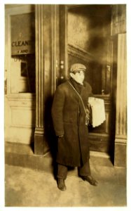 2 A.M. 4-12-08. Newsie in Tenderloin, Abe Bloom, 78 Eldridge St., N. Y. (Said was 16 yrs.) LOC nclc.03194