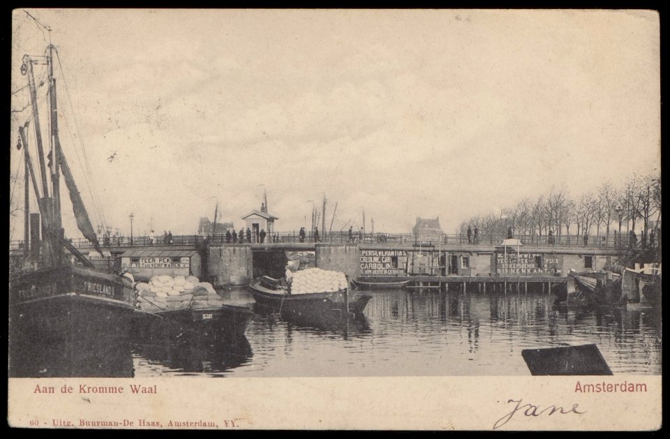 2 Dekschuiten en een beurtvaarschip in de Waalseilandsgracht voor de wal van de Kromme Waal. Op de achtergrond Brug 299 die 2 delen van de Prins Hendrikkade verbind, Afb PBKD00238000003