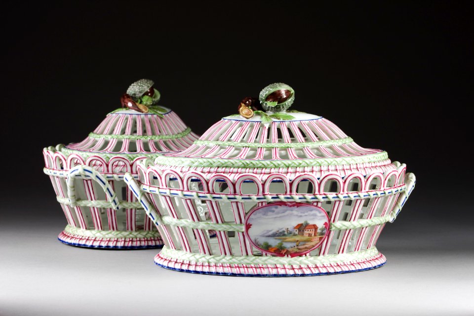 2 Korgar i porslin - Hallwylska museet - 87119