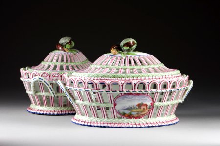 2 Korgar i porslin - Hallwylska museet - 87119
