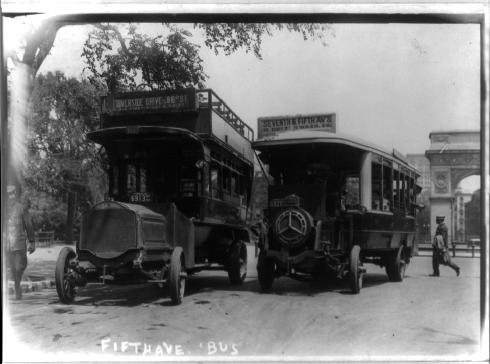 2 motor buses near Washington Square in New York City LCCN2002711814