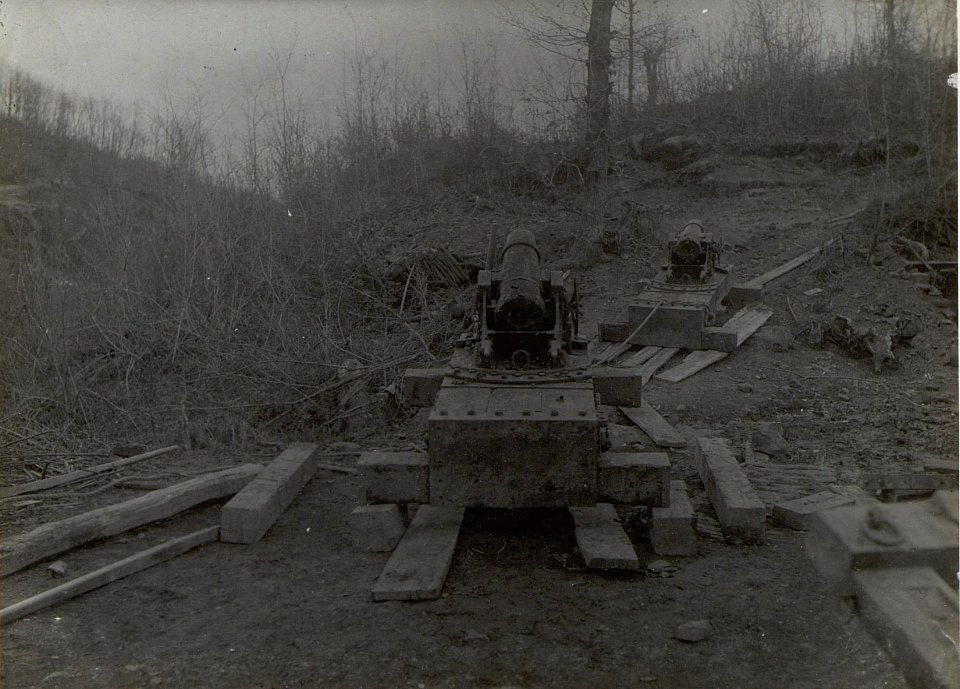 2 Stück 15cm Mörser. Podgorahöhe. Anfang April 1918. (BildID 15664593)