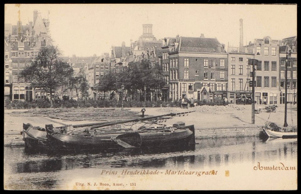 2 Tjalken in het Open Havenfront gezien naar het Prins Hendrikplantsoen en de Prins Hendrikkade hoek Martelaarsgracht photo