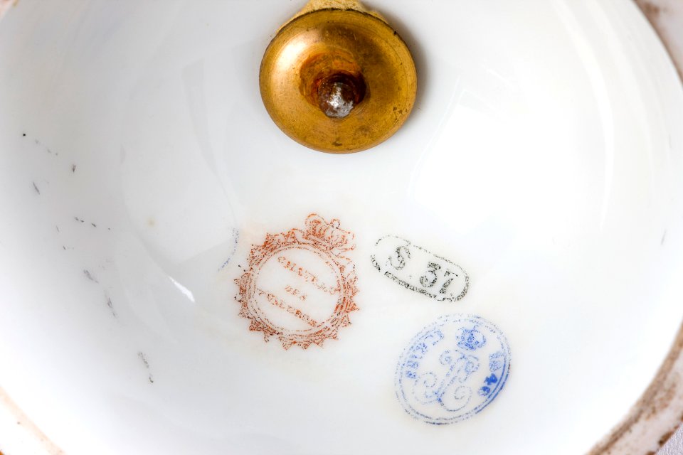 2 urnor. Falsk Sévres. Märkning - Hallwylska museet - 87098