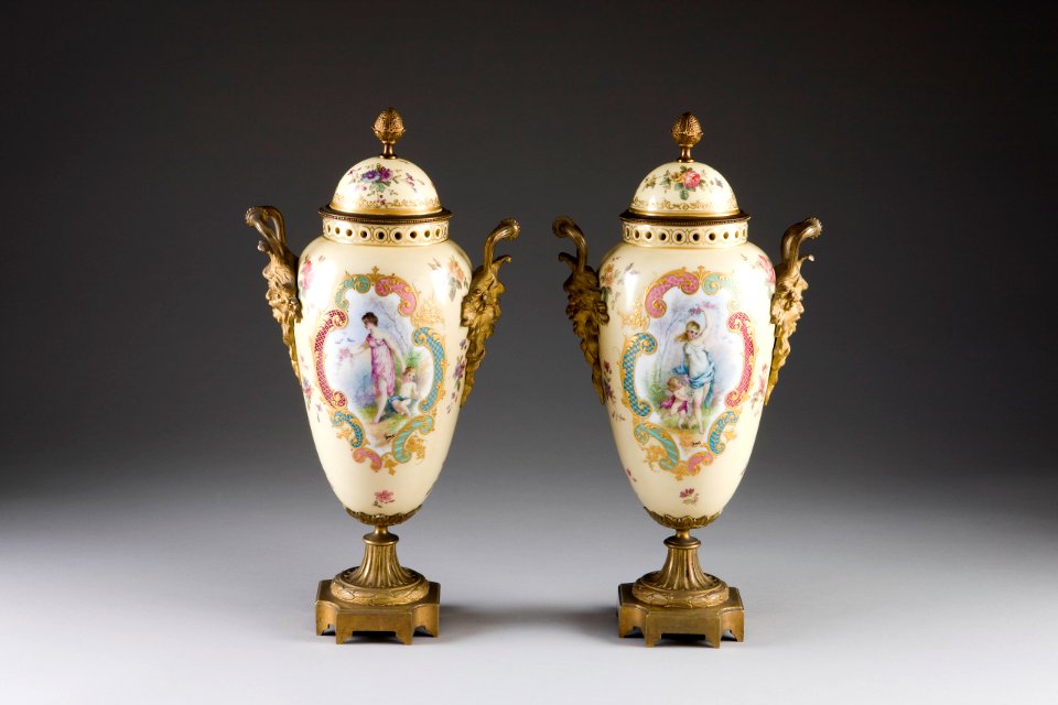 2 urnor. Falsk Sévres - Hallwylska museet - 87097