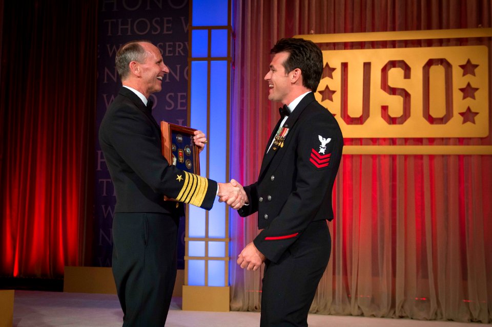 2013 USO Awards Ceremony 131025-N-WL435-709