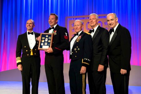 2014 USO annual Gala 141017-N-WL435-673