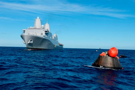 USS Anchorage moves toward Orion capsule after EFT-1