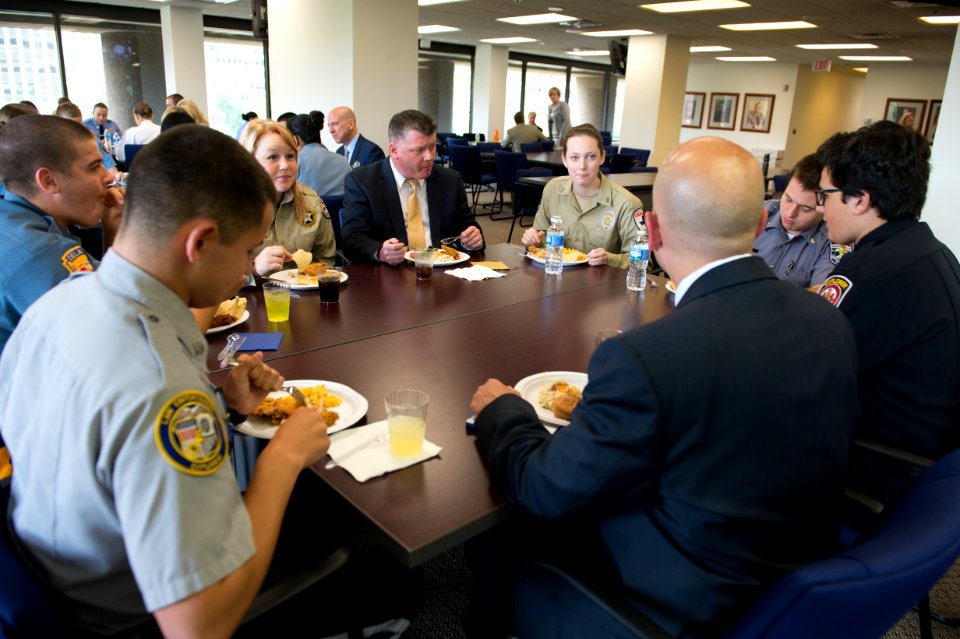 2015 Law Enforcement Explorers Conference explorers and law enforcement dining