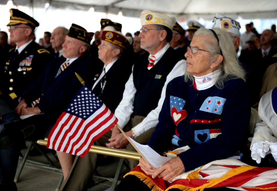 2015 Veterans Day ceremony 151111-N-PX557-127