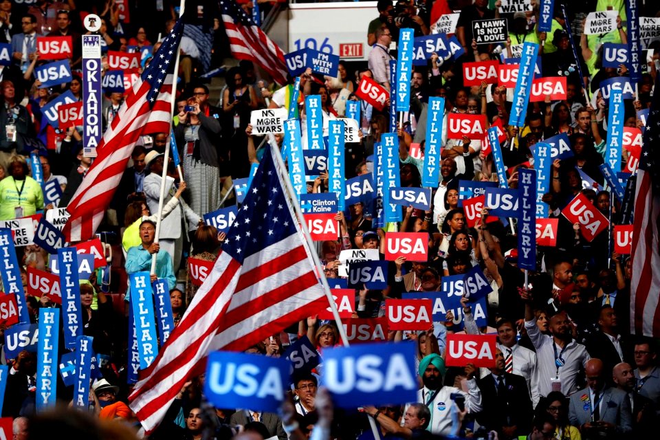 2016 DNC crowd Cof9LQfUsAE9LCi