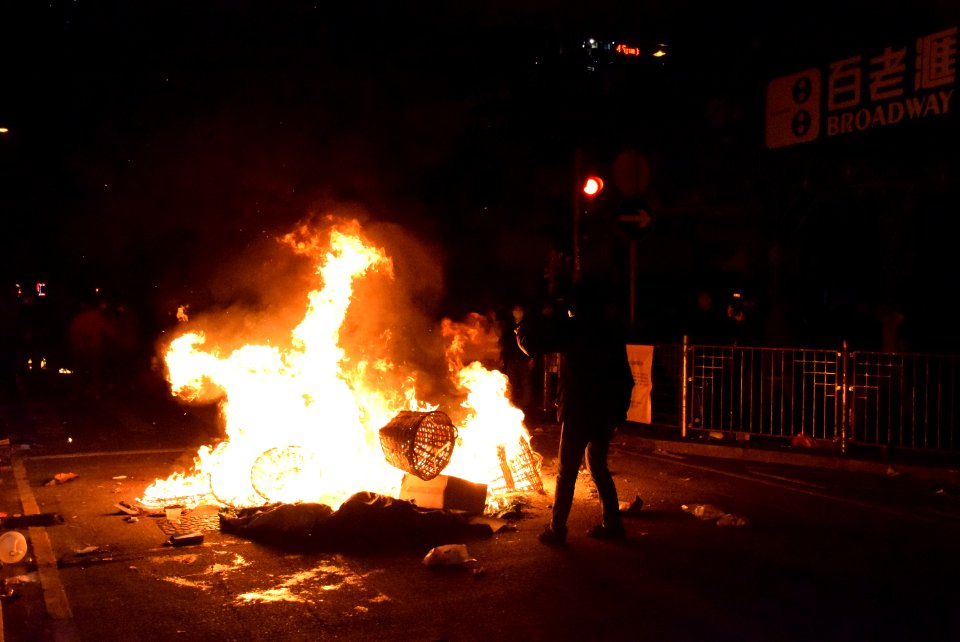 2016 Mong Kok civil unrest fire Barrier 2