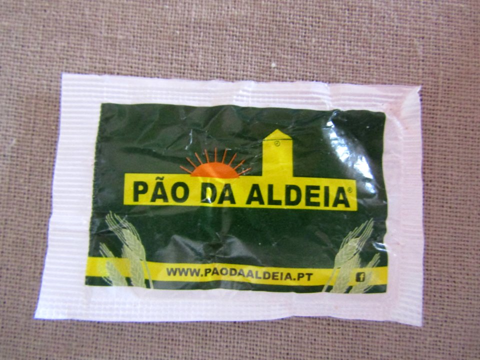 2018-03-08 Pão da Aldeia sugar sachet, Avenida dos Descobrimentos, Albufeira