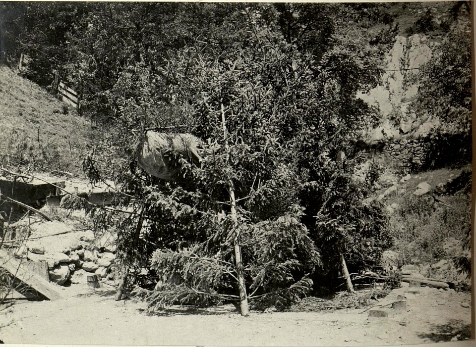 21 cm Mörser HUND gegen Sicht gedeckt. Aufgenommen am 4. Juli 1916. (BildID 15478934)