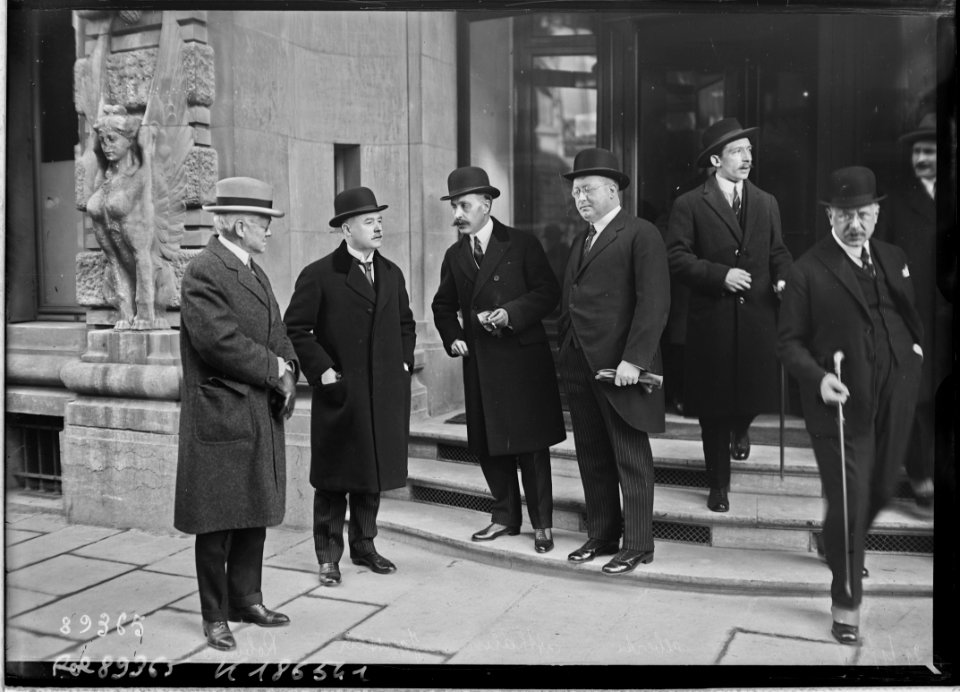 21-1-24, Robinson (délégué américain), Albert Edouard Janssen (délégué belge), Laurent-Atthalin (délégué français), Alberti (délégué italien), faisant partie du comité d'experts réunis à l'hôtel Astoria