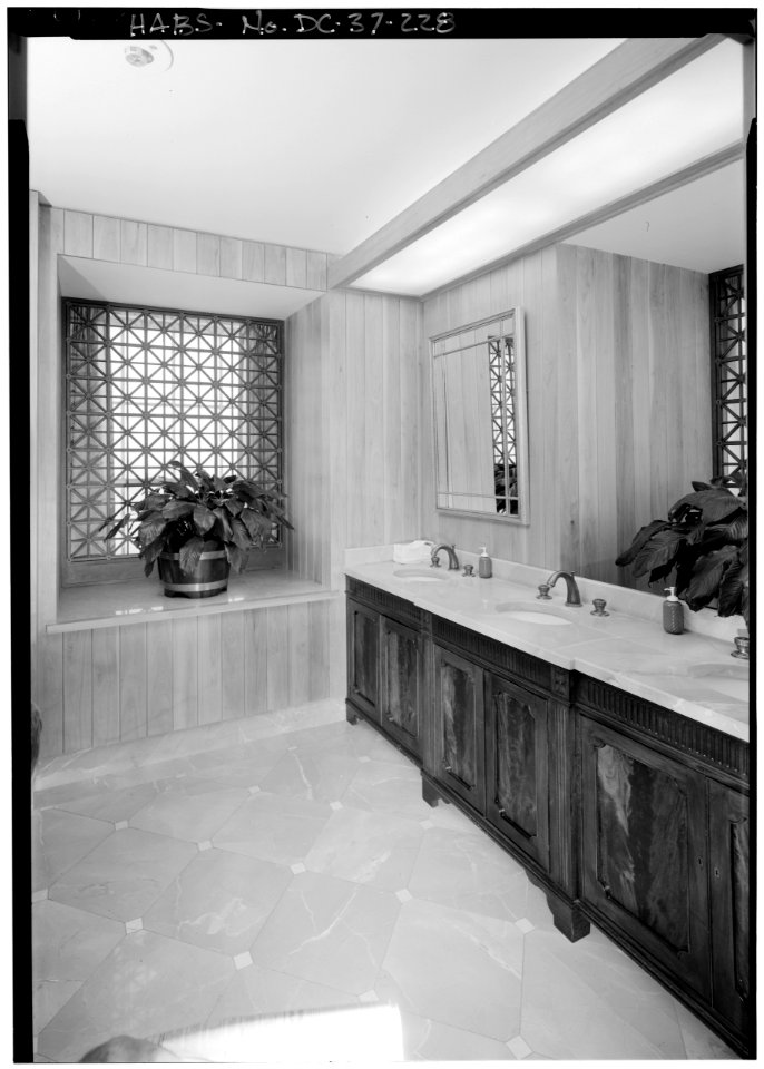 228 g-1b mens toilet