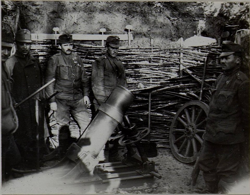 22cm Minenwerfer in einer Stellung des Landwehrinfanterieregimentes 1 (BildID 15457186)