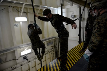 22nd Marine Expeditionary Unit fast-rope exercise 140218-N-BD629-009