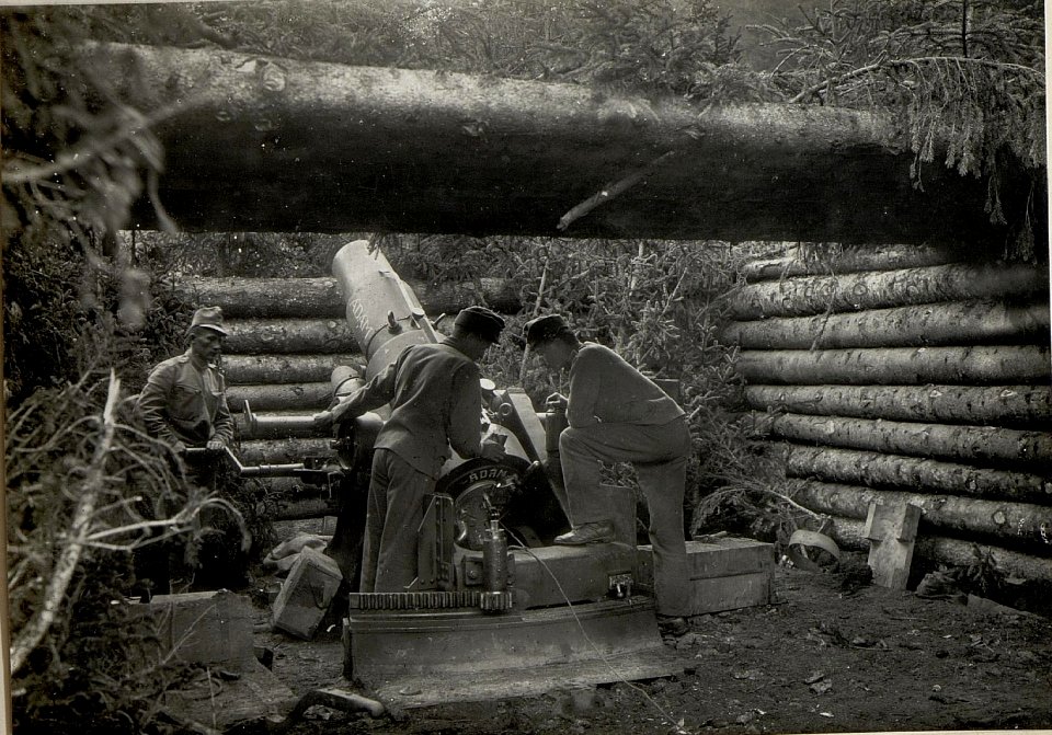 24 cm Mörser Adam am Monte Rover. Aufgenommen im Mai 1916. (BildID 15534035)