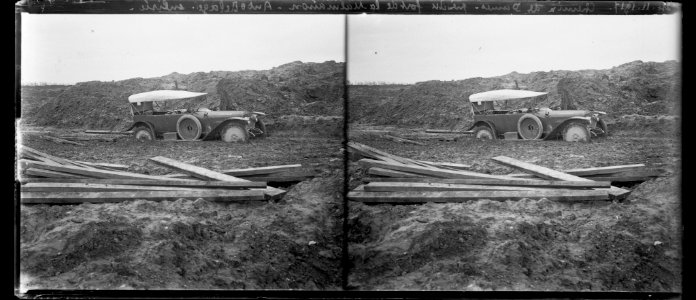 24-11-17. Chemin des Dames. Près du fort de la Malmaison. Auto Delage enlisée - Fonds Berthelé - 49Fi1299