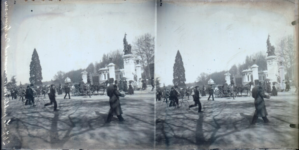 247 - Le public, vers le monument des Légionnaires