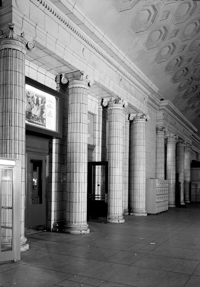 25. INTERIOR, DETAIL, ENTRANCE TO WAITING ROOM FROM TRAIN CONCOURSE - Union Station030034pv