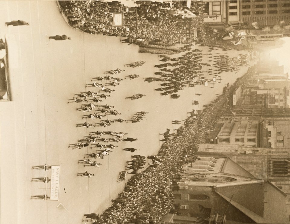 25,000 WOMEN WAR WORKERS MARCH IN 3RD LIBERTY LOAN PARADE IN PHILADELPHIA, PA. 165-ww-236D-004