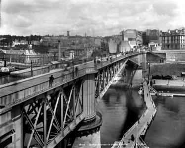 254 le pont tournant et le port militaire