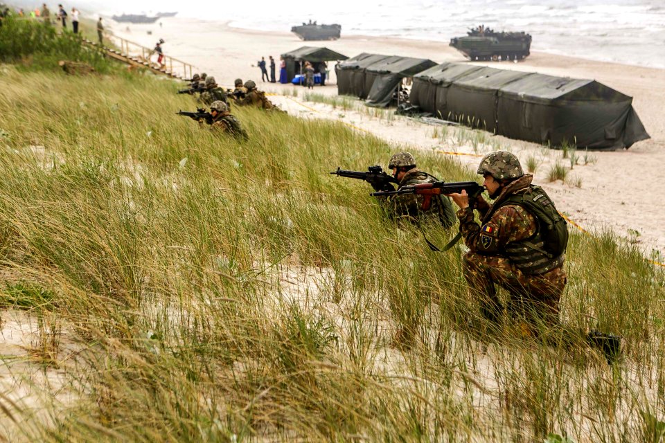 26th MEU Marines, Romanian Marines join forces during BALTOPS (41684046225)