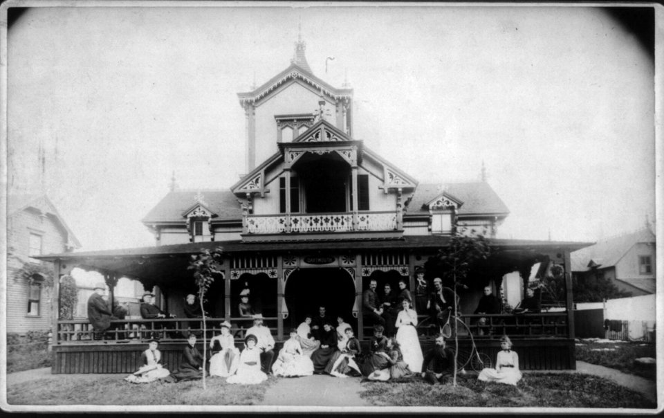 27 men and women (Johnston family) in front of beach house Dartmouth LCCN2005688905