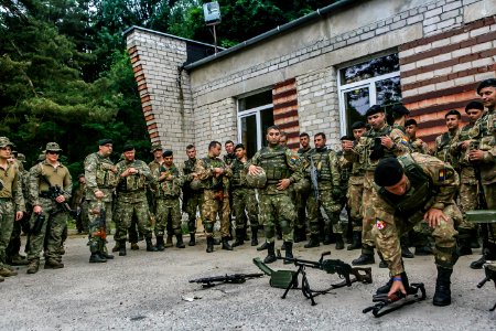 26th MEU Marines, Romanian Marines teach weapon systems classes during BALTOPS (41869147794)